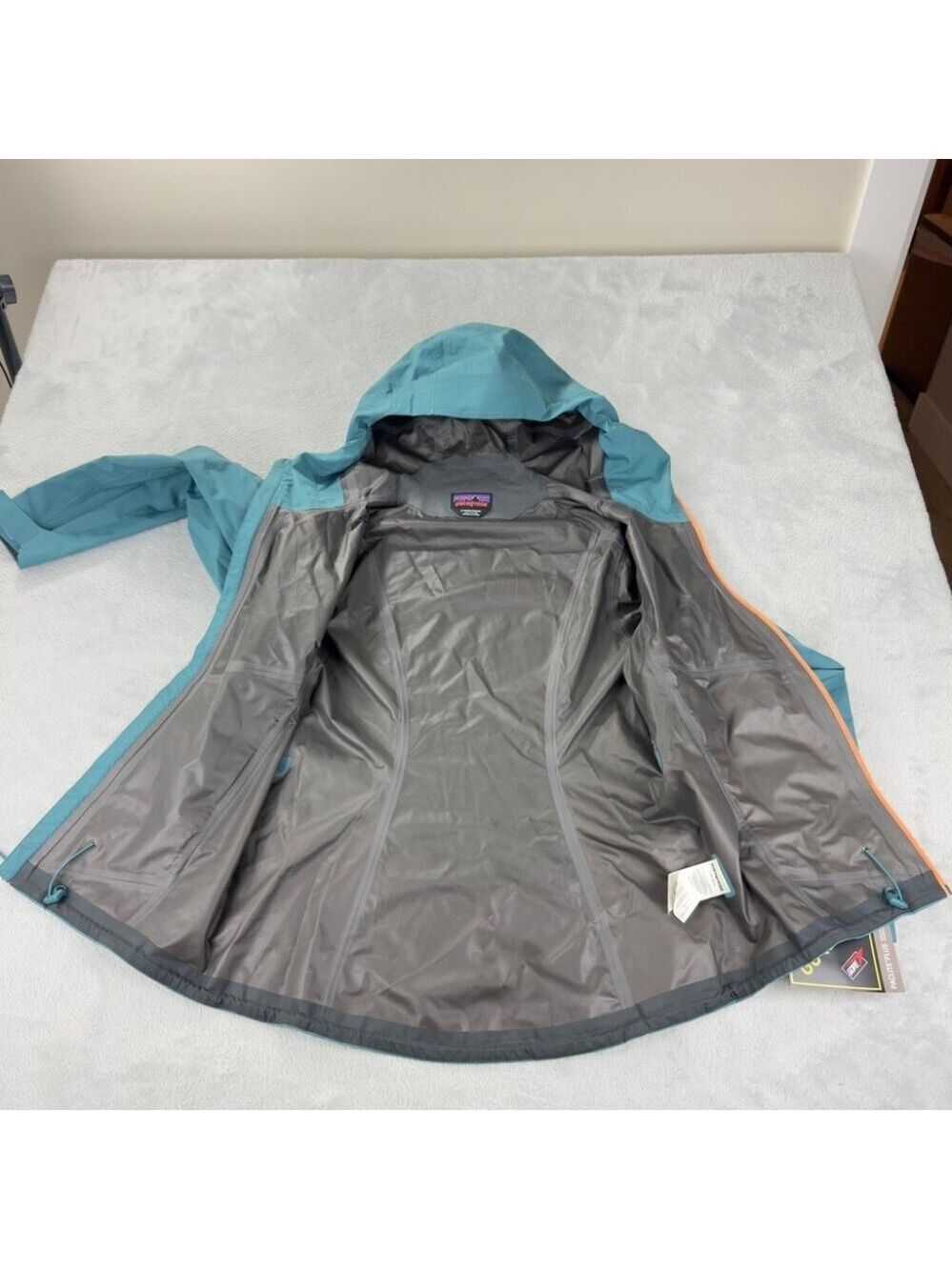 Patagonia NWT Women's Size Small Calcite Gore-tex Jacket 84995 Style Number - Picture 3 of 16